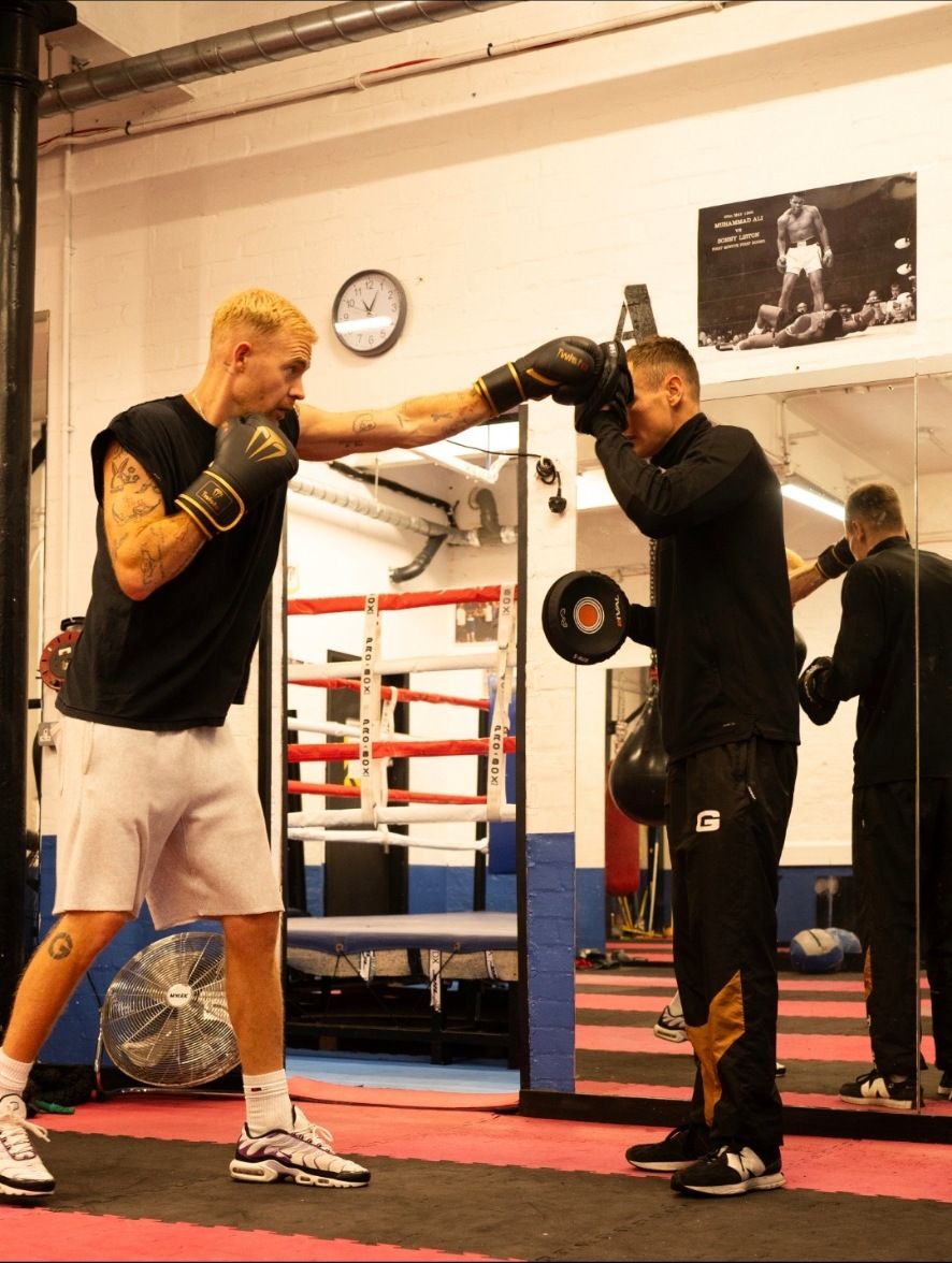 Ed training Milo — pad work